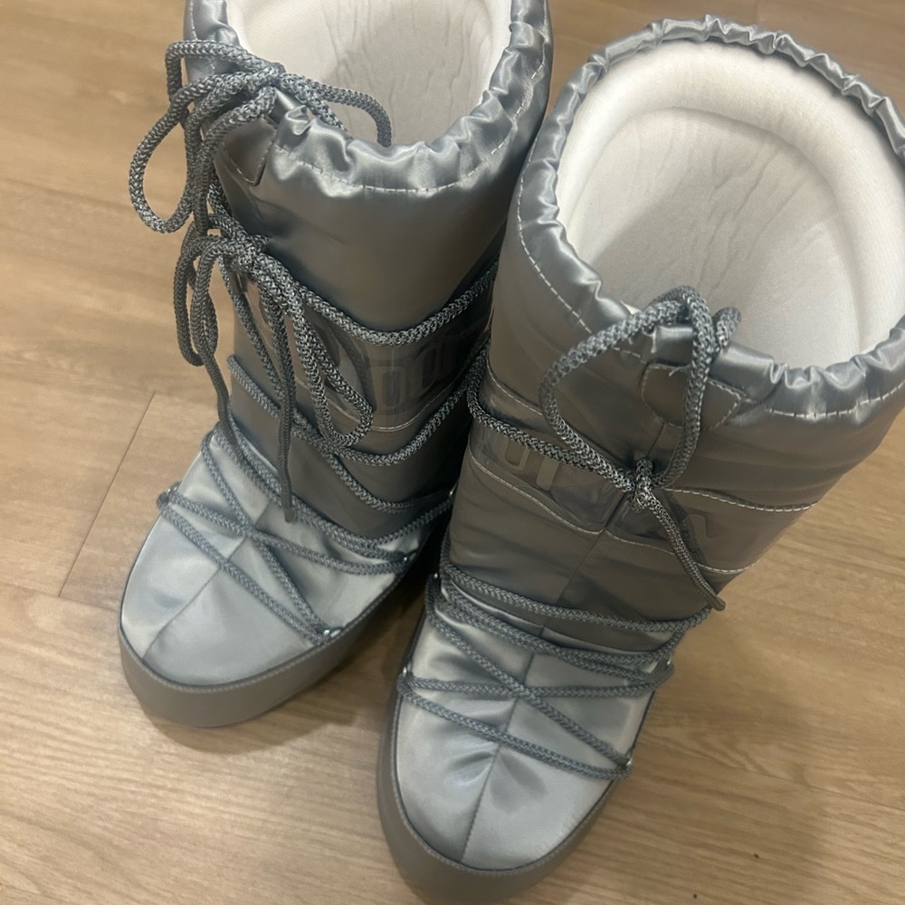 Stylish Silver Women's Boots